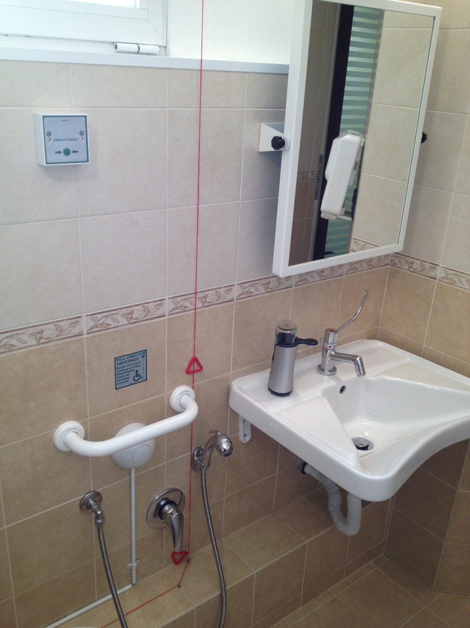 il bagno per disabili fasciatoio studio dentista genova piccardo implantologia ortodonzia genova